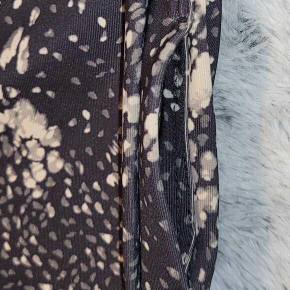 Large NWT Old Navy Extra High Rise Go Dry Leggings - Picture 2 of 3